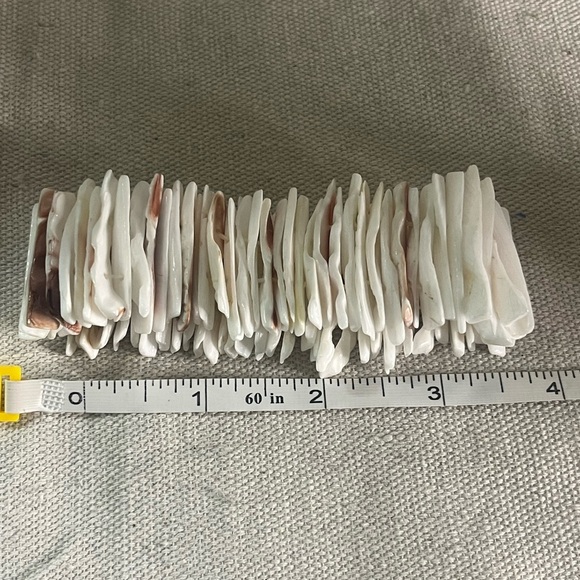 Vintage Mother of Pearl Shell Stretch Bracelet – White & Natural Tones 🌊✨ - Picture 4 of 4